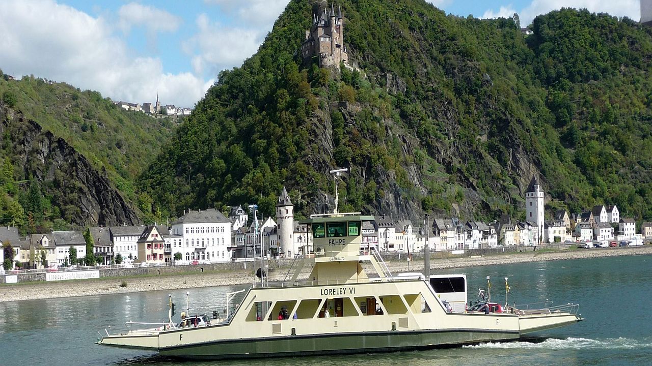 Rheinfähre Lorelei auf dem Rhein