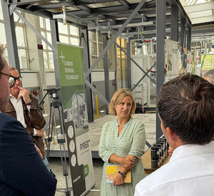Klimaschutzministerin Katrin Eder bei ihrem Besuch der PYREG GmbH in Dörth