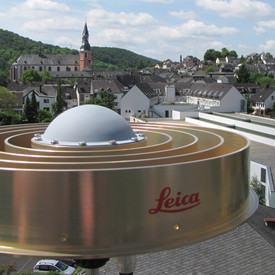 Satellitenantenne vor Stadtpanorama Satellitenantenne vor Stadtpanorama
