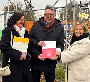 Klimaschutzministerin Katrin Eder übergibt den Förderbescheid an Landrat Clemens Körner und Bürgermeisterin Ilona Volk.
