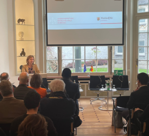 Klimaschutzministerin Katrin Eder bei der Veranstaltung in Brüssel
