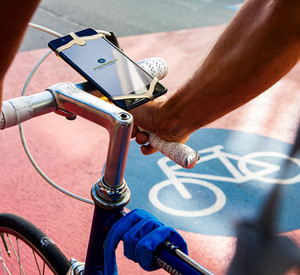 Fahrrad mit Smartphone am Lenker