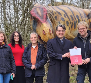 Klimaschutzstaatssekretär Michael Hauer bei der Übergabe des Förderbescheids an die Felsenland Südeifel Tourismus GmbH