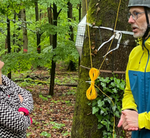 Dr. Matthias Arend berichtet Klimaschutzministerin Eder vom Forschungsprojekt im Lennebergwald.