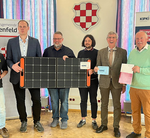 Staatssekretär Dr. Erwin Manz übergibt in der VG Birkenfeld den KIPKI-Förderbescheid