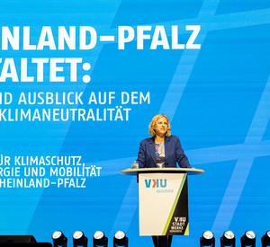 Klimaschutzministerin Katrin Eder spricht auf auf dem bundesweitem VKU Stadtwerkekongress