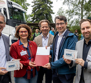 Klimaschutzstaatssekretär Michael Hauer überreicht Bürgermeisterin Gabriele Greis den KIPKI-Förderbescheid