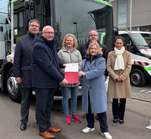 Klimaschutztministerin Katrin Eder bei der Förderbesscheidübergabe und der Besichtigung der neuen Fahrzeuge der Mainzer Entsorgungsbetriebe