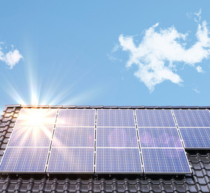 Photovoltaik-Anlage auf Hausdach Solaranlage auf einem Hausdach