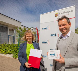 Klimaschutzministerin Katrin Eder überreicht Oberbürgermeister David Langner den Förderbescheid