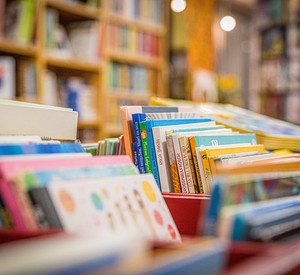 Blick auf Bücher im Hintergrund unscharfe Bücherregale 