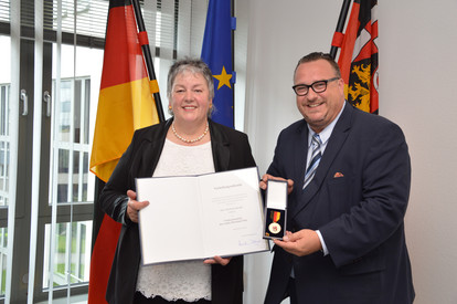 Verleihung Verdienstmedaille an Edith Baumgart