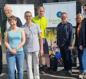 Gruppenbild der Eröffnung Stadtradeln 2024 mit Staatssekretär Michael Hauer